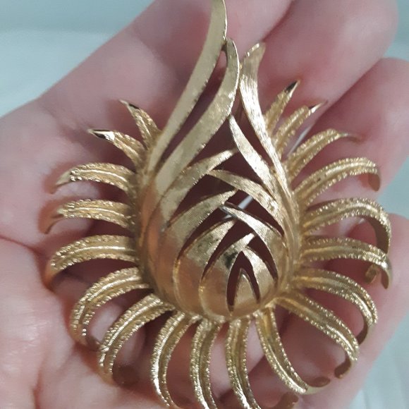 Vintage Monet Large Flower Gold Tone Pin Brooch(read description) - Picture 6 of 8